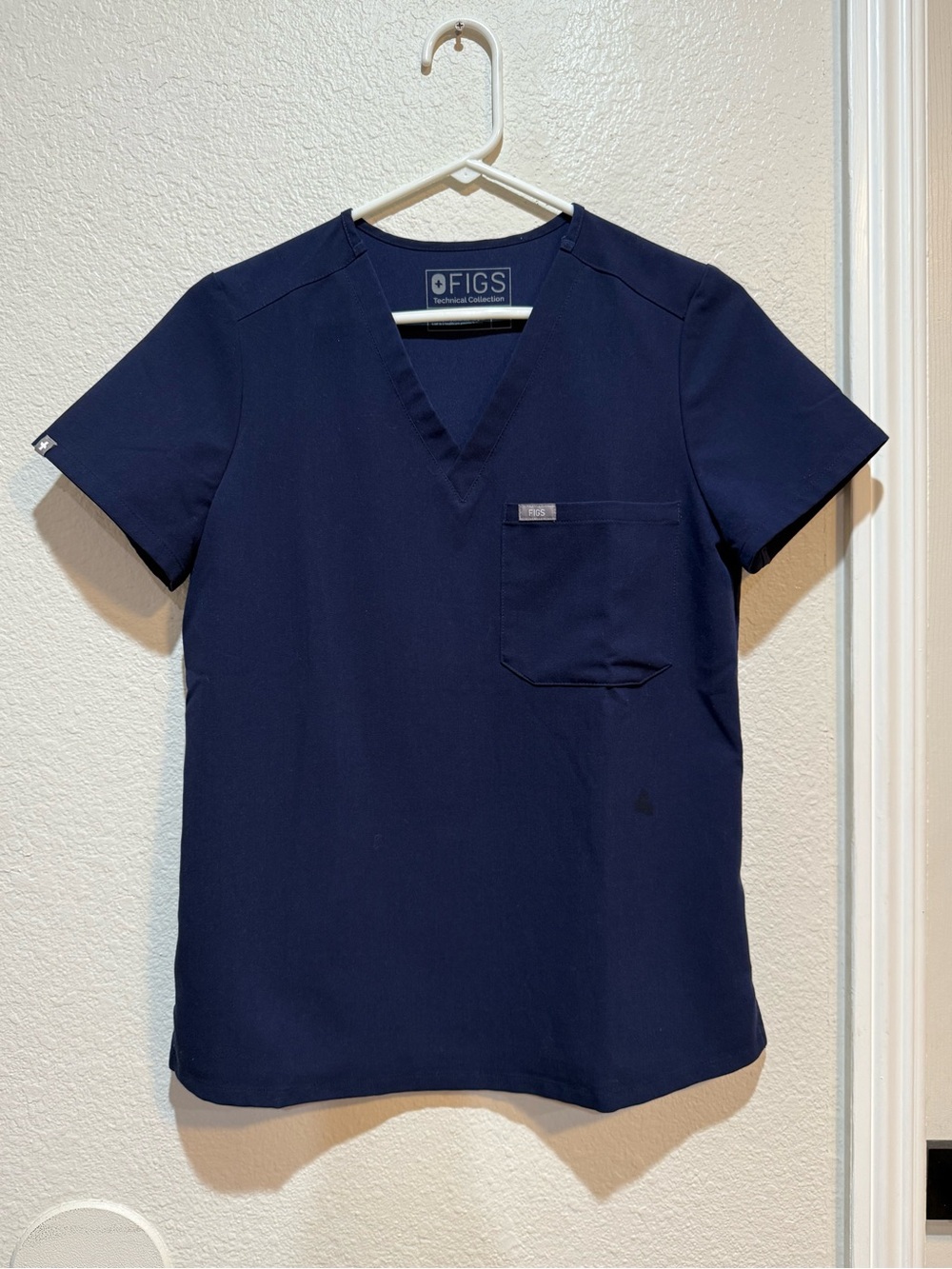 FIGS women’s Navy Scrub Top XS
